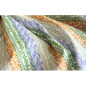 10cm österreichischer Dirndldruck Blumenstreif ecru/grün/blau/maisgelb   (Grundpreis 35,00/m)